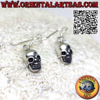 Silberne Ohrhänger in Form eines glatten Totenkopfes