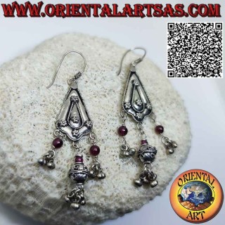 Pendientes de plata con colgantes y granates. estilo rajasthani hecho a mano