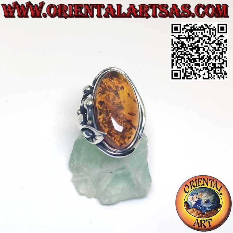 Anillo de plata con gran ámbar ovalado y flor de lirio en un lado