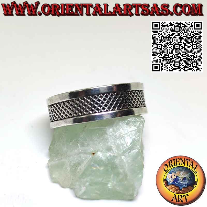 Silberring mit breitem Band und mittig eingraviertem Kreuznetz