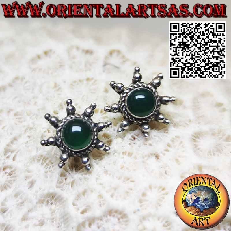 Sun lobe silver earrings with rays with central green agate