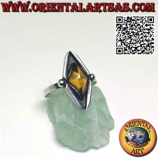 Bague en argent rhomboïdale avec ambre baltique central en forme de losange
