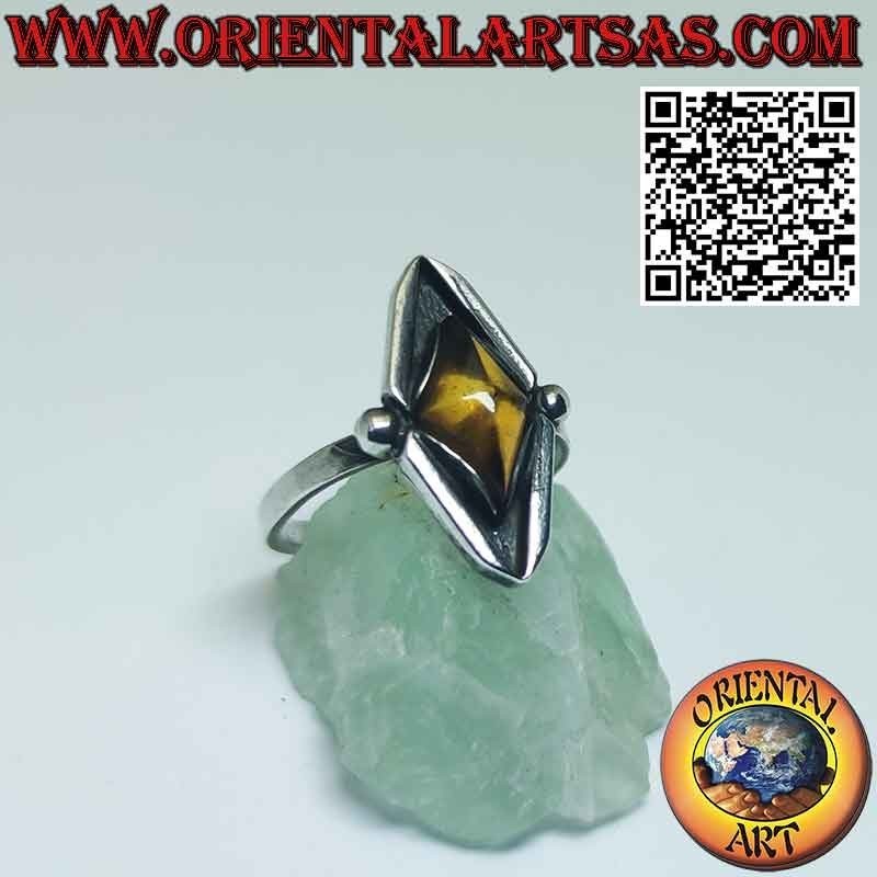 Rhomboidal silver ring with central rhombus-shaped Baltic amber