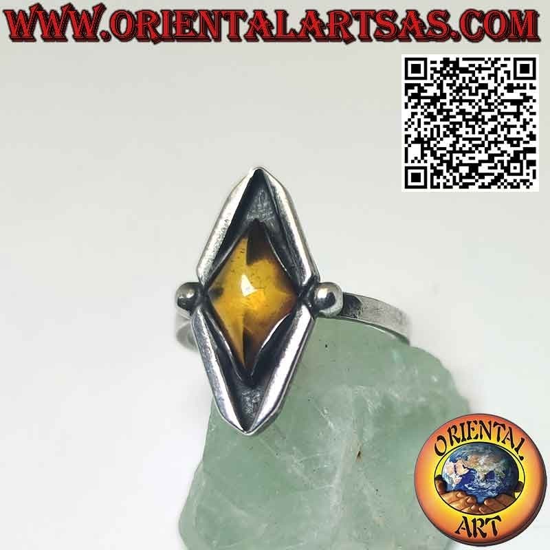 Rhomboidal silver ring with central rhombus-shaped Baltic amber