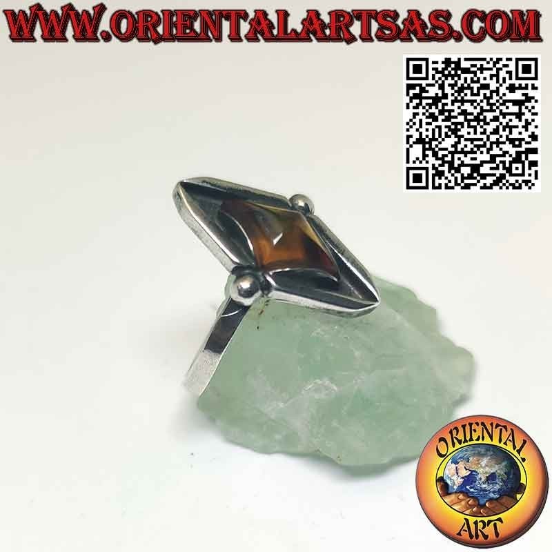 Anillo de plata romboidal con ámbar báltico en forma de rombo central