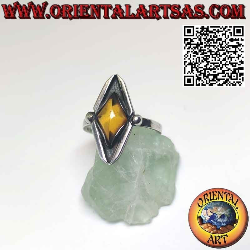 Rhomboidal silver ring with central rhombus-shaped Baltic amber
