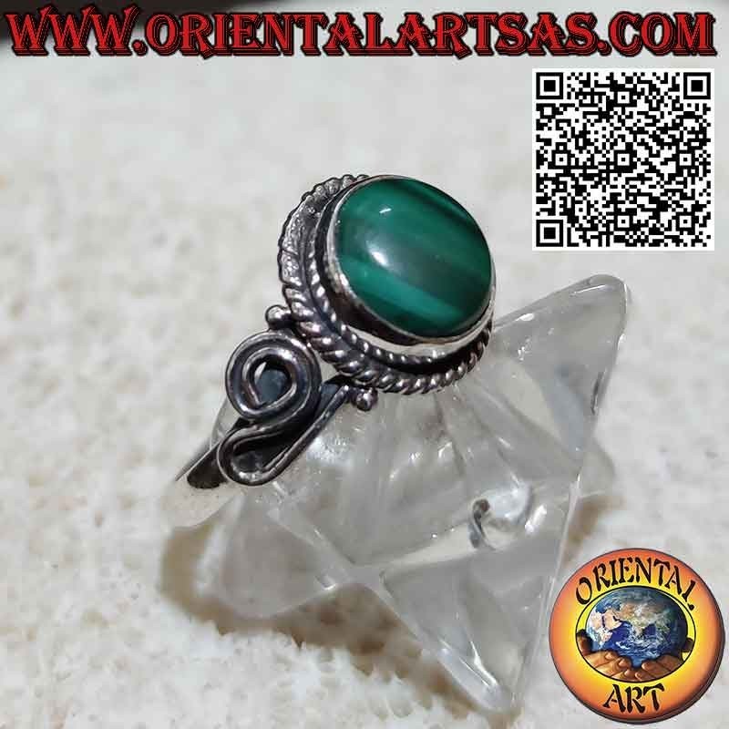 Anillo de plata con malaquita natural redonda y espiral en los laterales