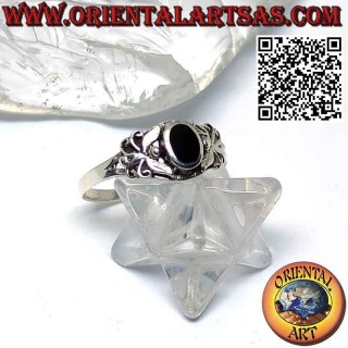 Bague en argent avec onyx ovale et papillon stylisé sur les côtés