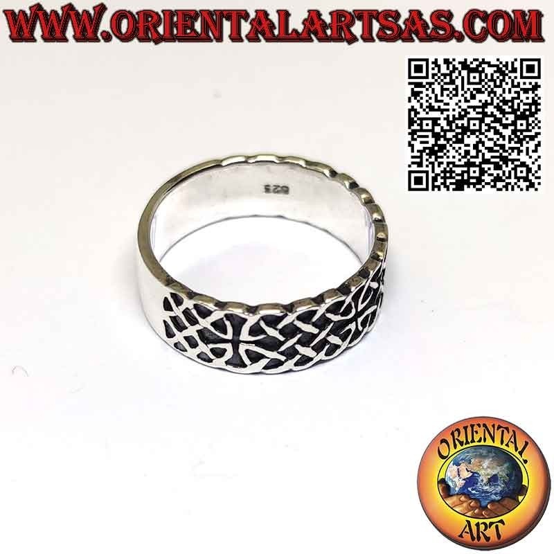 Anillo de banda ancha en plata con doble nudo celta en alto relieve