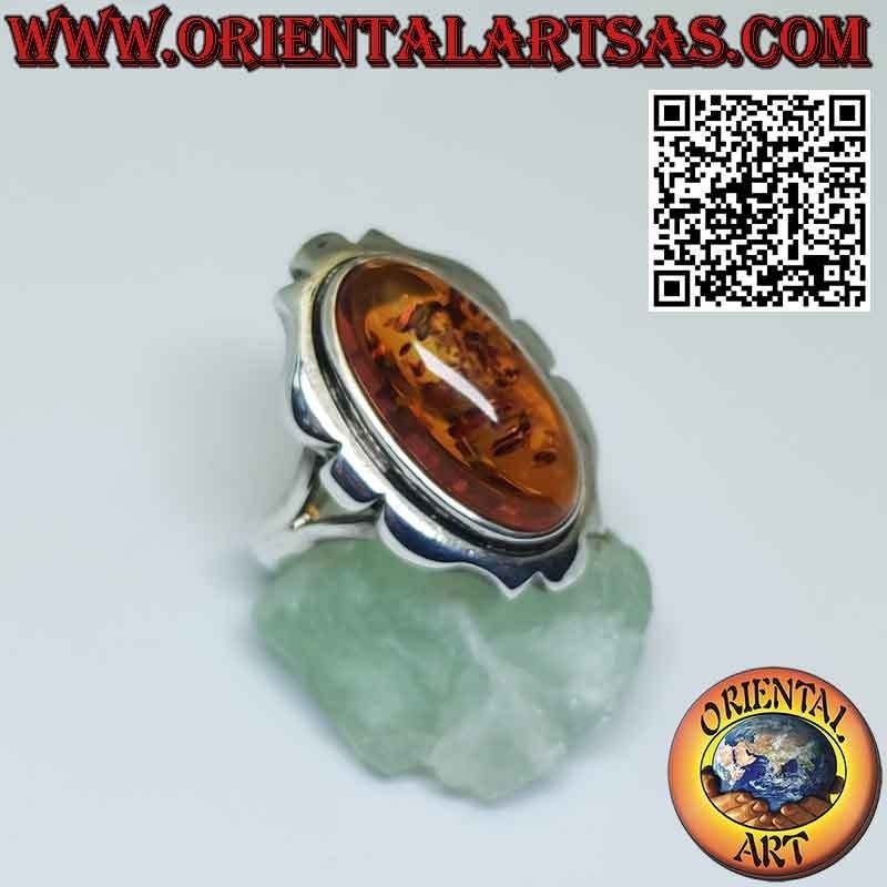 Bague en argent avec grand cadre baroque ovale en ambre de la Baltique