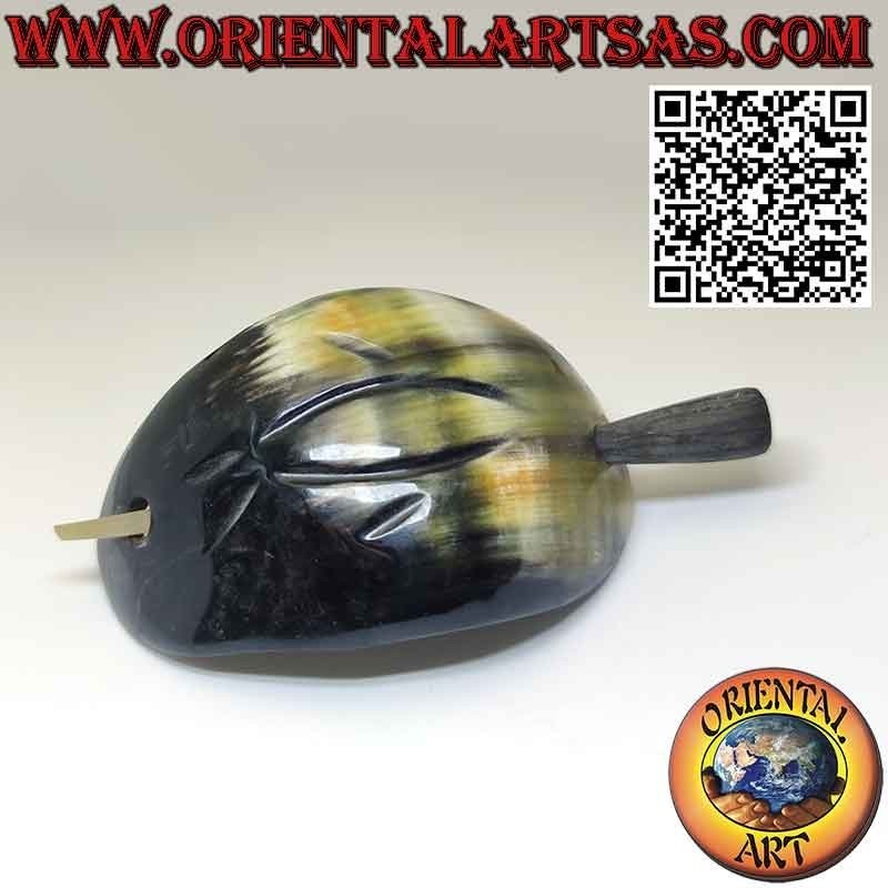 Fermacapelli con bastoncino in corno di bufalo a concavo e pesce inciso