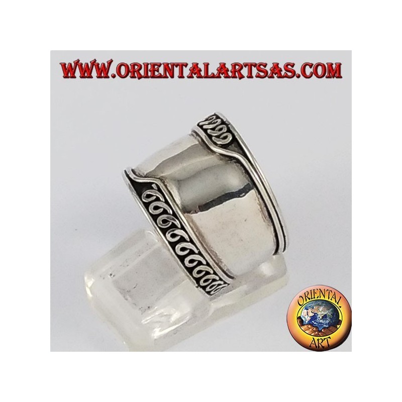 Anillo de plata de banda ancha, Bali con bordes mecanizados de forma asimétrica