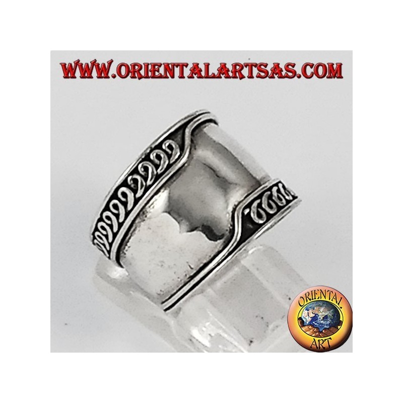 Anillo de plata de banda ancha, Bali con bordes mecanizados de forma asimétrica