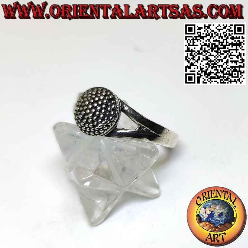 Anello in argento con una semisfera borchiata di pallini fatta a mano