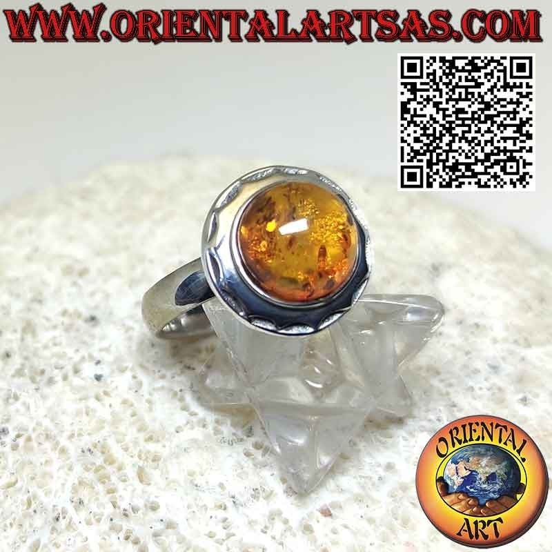 Bague en argent avec ambre baltique hémisphérique rond et bordure solaire