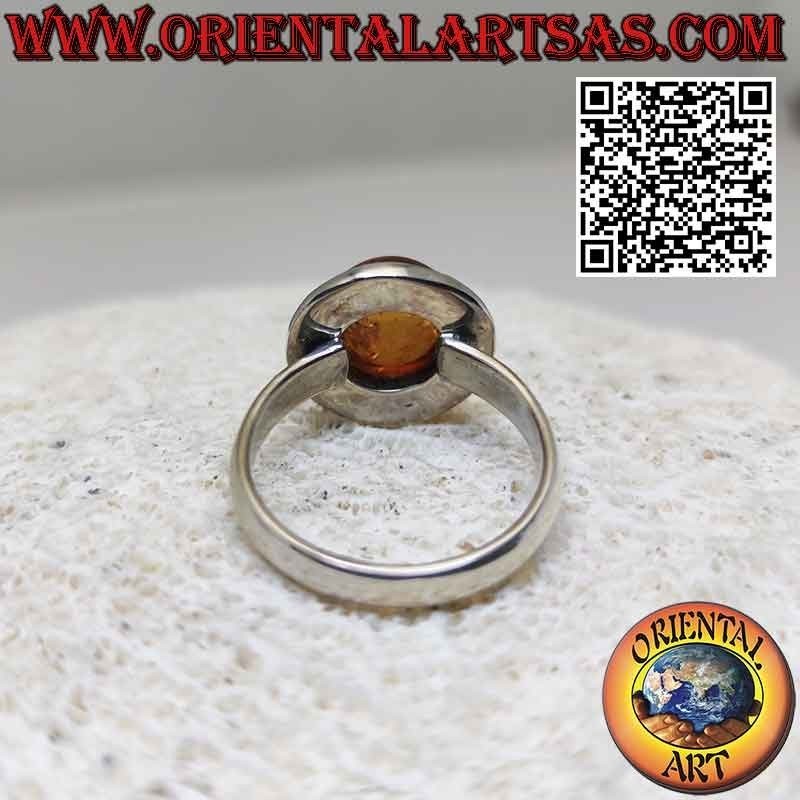 Anillo de plata con ámbar báltico hemisférico redondo y borde solar