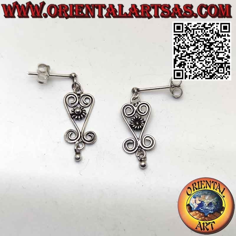 Kleine Blumenohrringe in Silber mit Spiralen