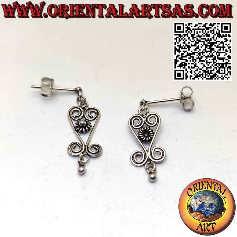 Kleine Blumenohrringe in Silber mit Spiralen