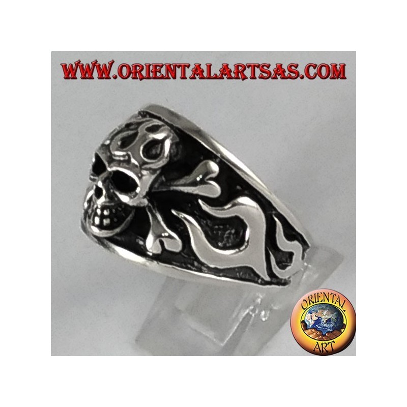 Anillo de plata, cráneo del pirata