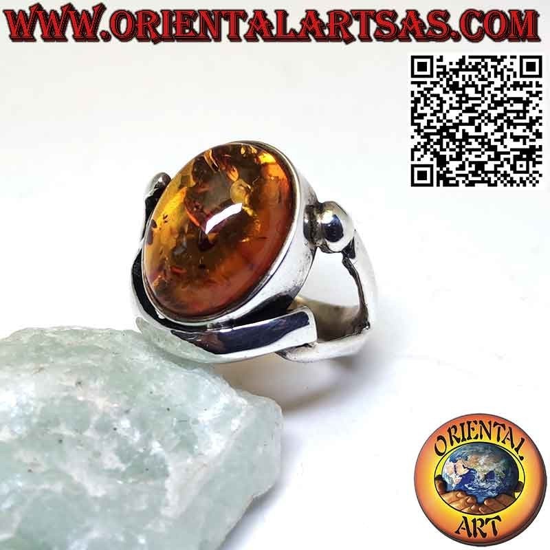 Bague en argent avec ambre ovale de la Baltique dans un sertissage enveloppant