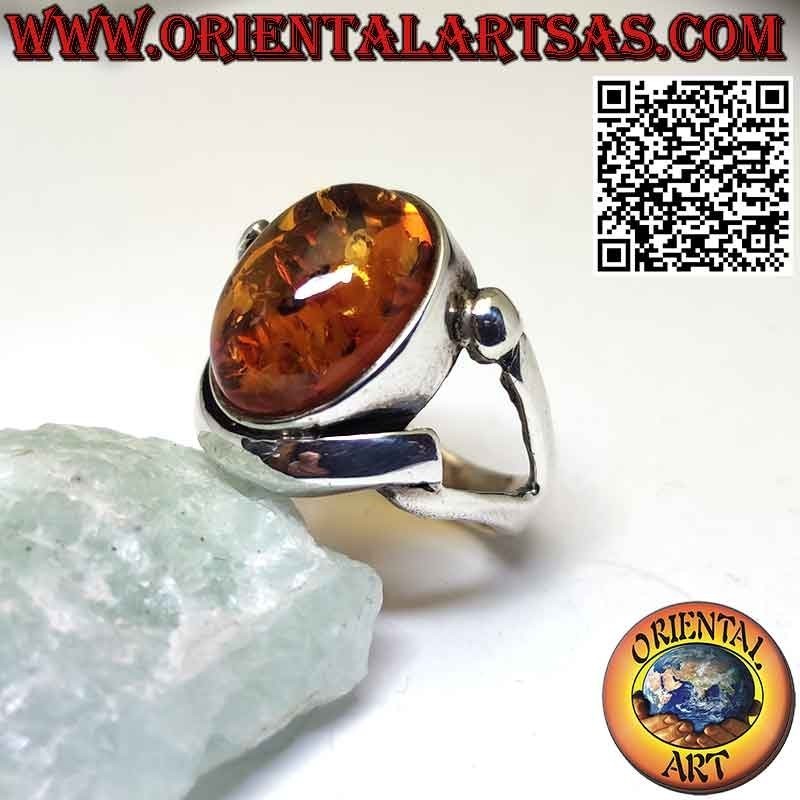 Bague en argent avec ambre ovale de la Baltique dans un sertissage enveloppant