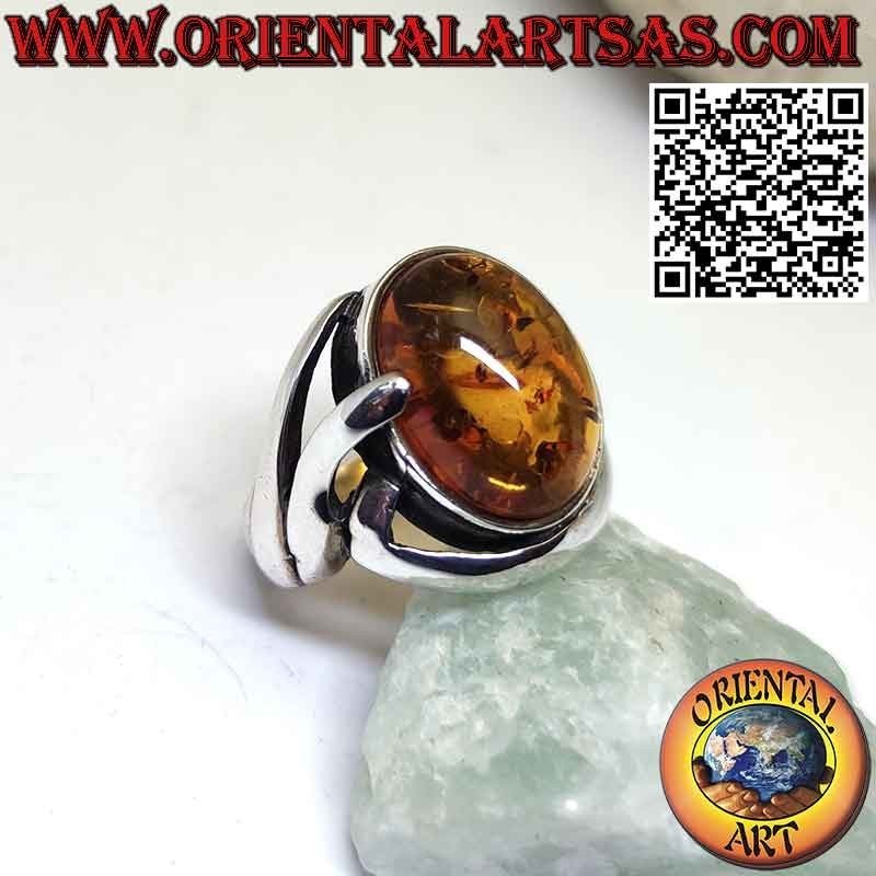 Bague en argent avec ambre ovale de la Baltique dans un sertissage enveloppant
