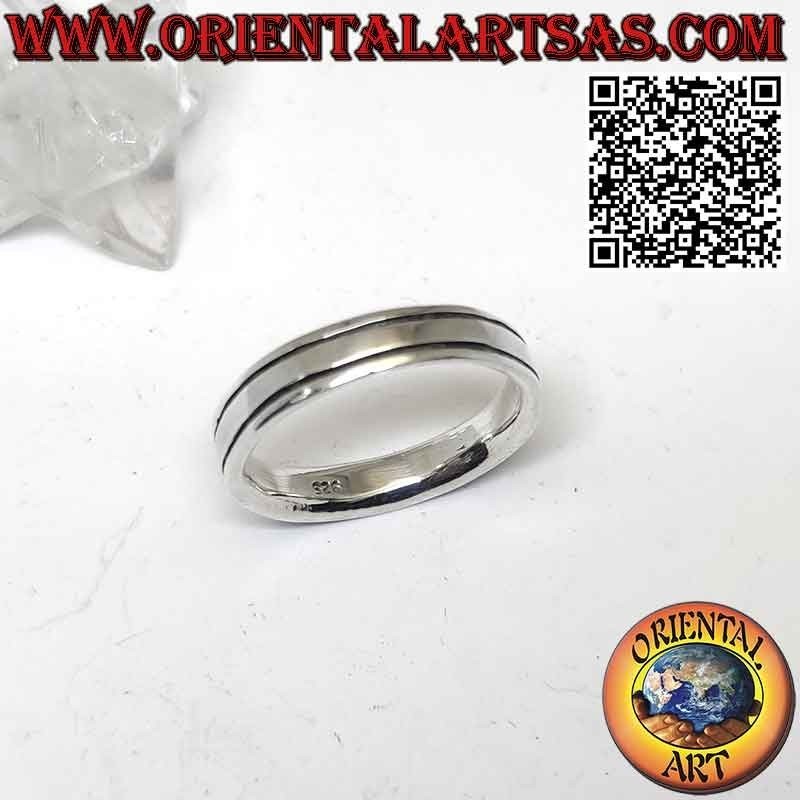 Anello in argento a fascia liscia con 2 linee incise parallele sui bordi