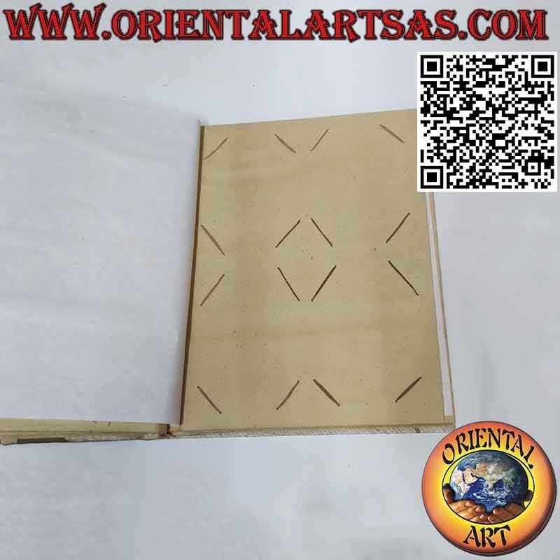 Album fotografico artigianale con copertina realizzata foglie e bacche assemblate in Idonesia