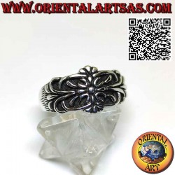 Silver band ring with floral motif and central daisy