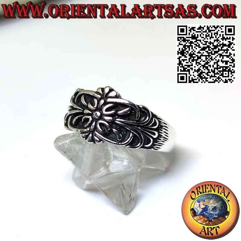 Silver band ring with floral motif and central daisy