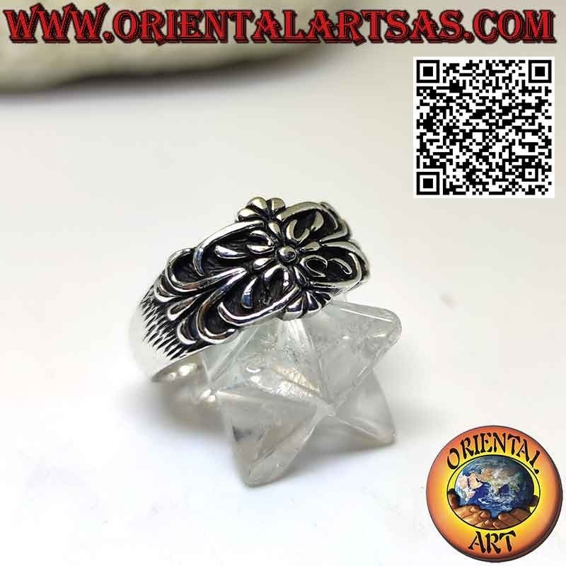 Anello in argento a fascia con motivo floreale e margherita centrale