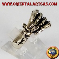 Bague en argent, main de squelette