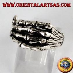 Anillo de plata, mano de esqueleto