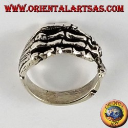 Bague en argent, main de squelette