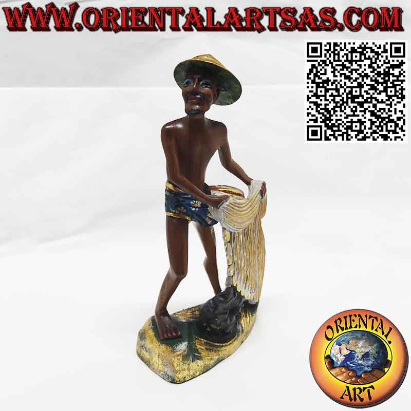 Hermosa y refinada escultura de madera de un pescador con red.