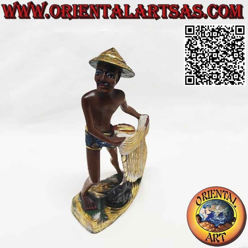 Bellissima e raffinata scultura in legno del pescatore con la rete