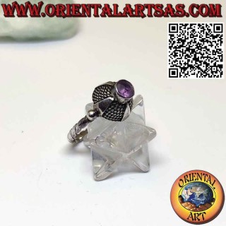Anillo de plata con amatista redonda natural en una montura abovedada