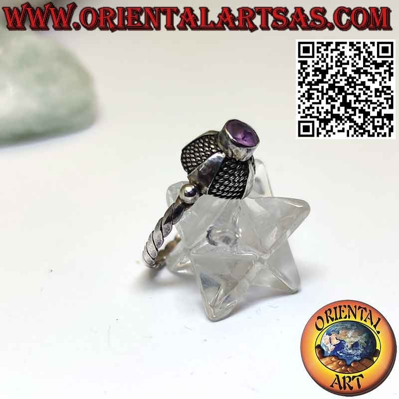 Anello in argento con ametista tonda naturale su montatura a cupola