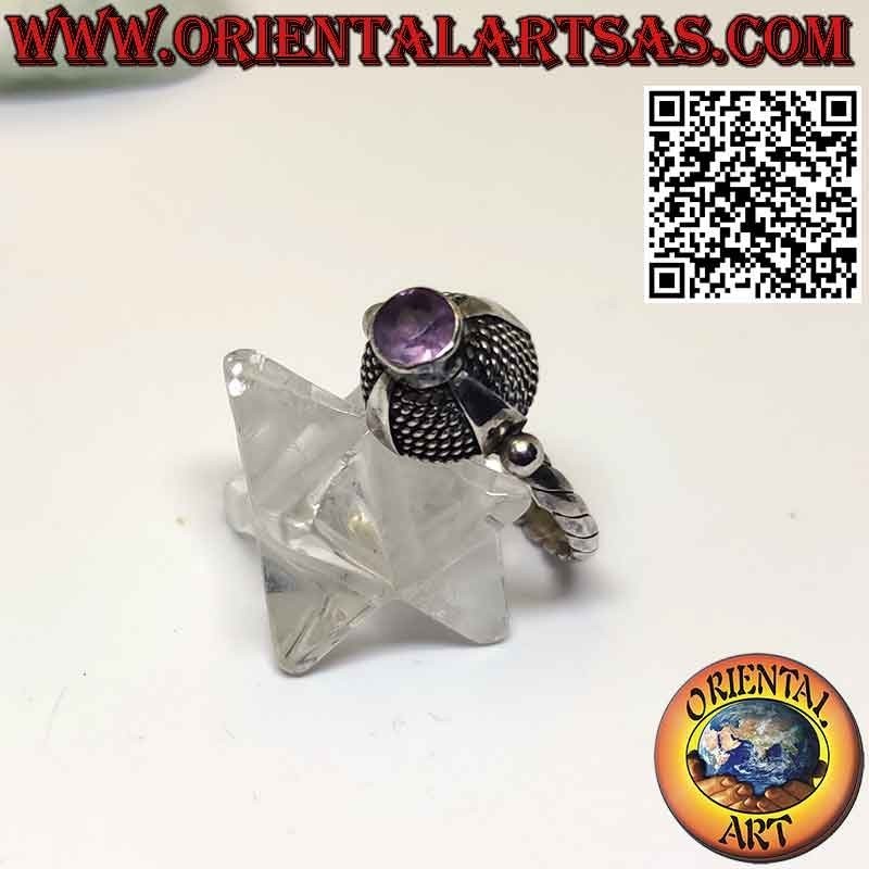 Anillo de plata con amatista redonda natural en una montura abovedada