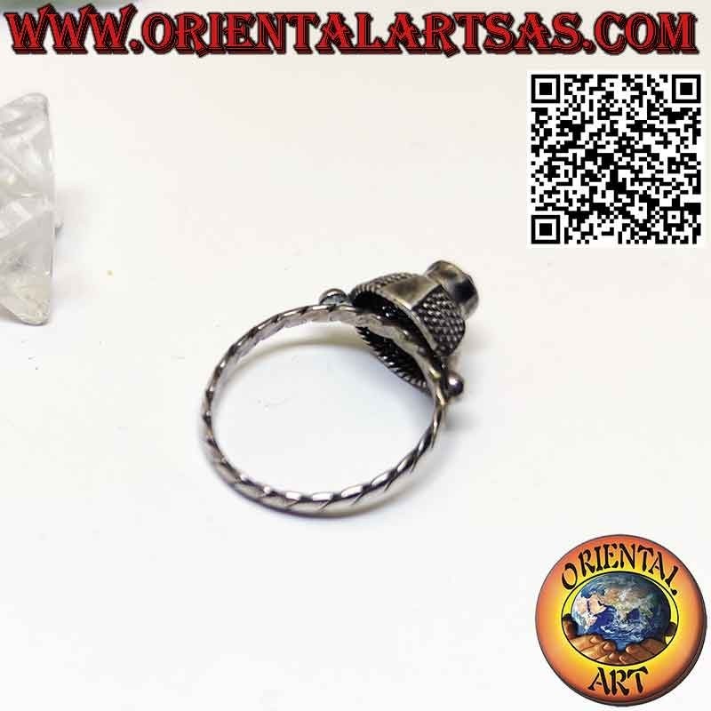 Anillo de plata con amatista redonda natural en una montura abovedada