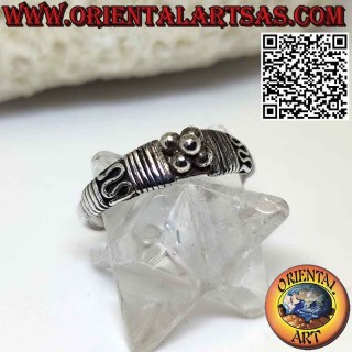 Anello in argento con piramide di sfere e onde sui lati fatto a mano