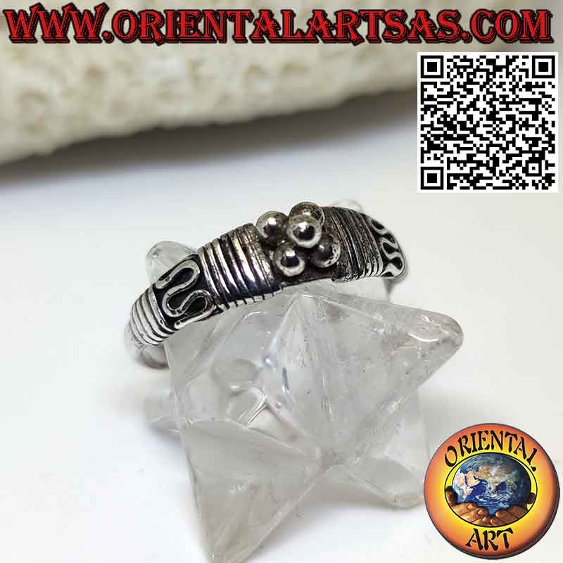 Anillo artesanal de plata con pirámide de esferas y ondas en los laterales