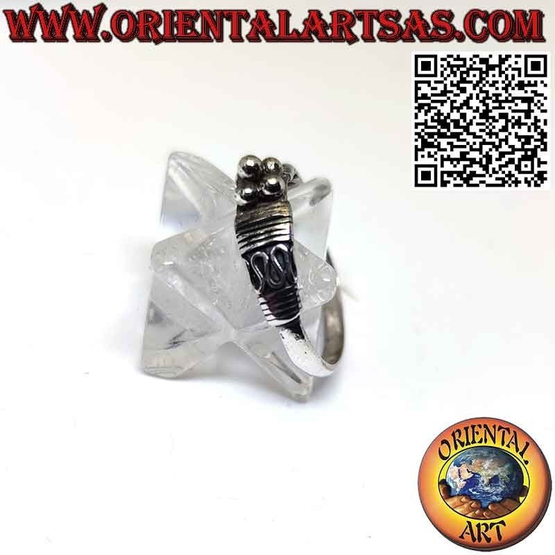 Anello in argento con piramide di sfere e onde sui lati fatto a mano