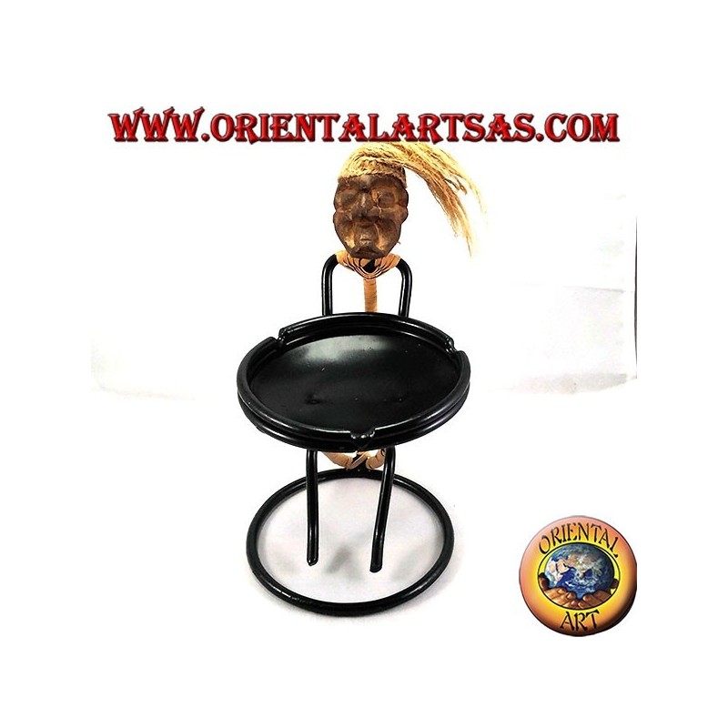 Cenicero en manos de hierro tribales