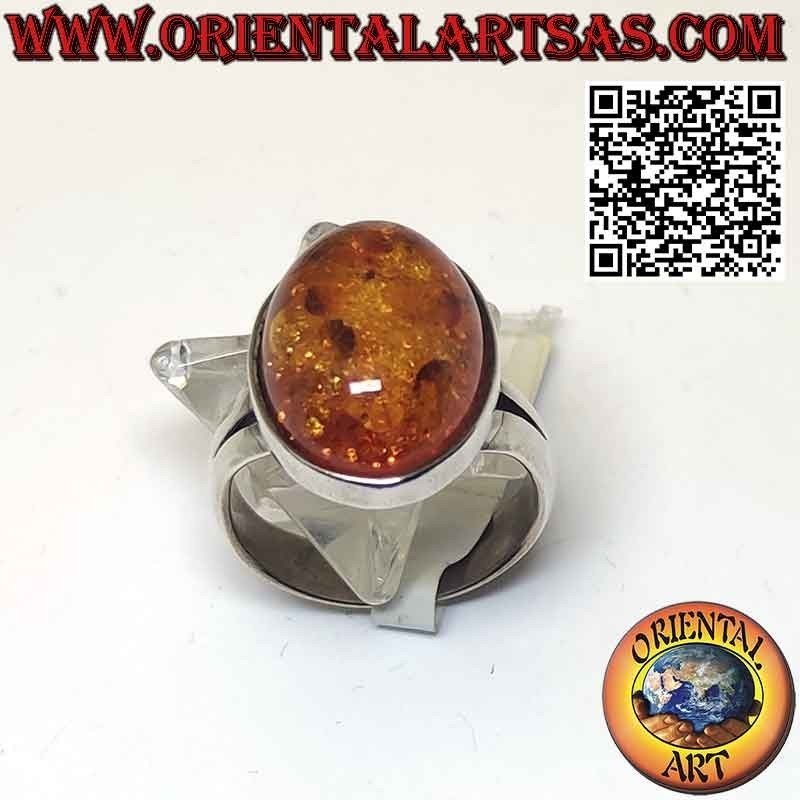 Bague en argent avec un bel ambre ovale dans un cadre simple