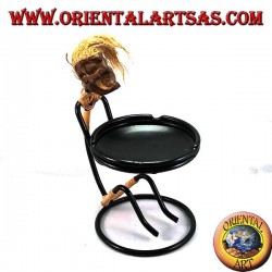 Cenicero en manos de hierro tribales