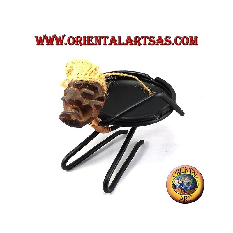 Aschenbecher auf Stammes-Eisenrück 