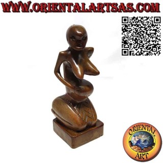 Escultura ancestral de la diosa de la abundancia en madera de Papua