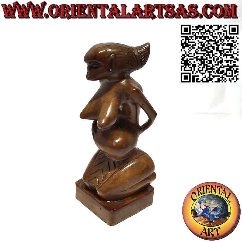 Escultura ancestral de la diosa de la abundancia en madera de Papua