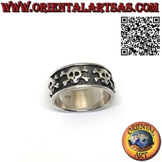 Bague en argent à large bande avec 5 têtes de mort avec des os en haut relief